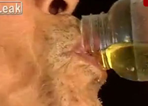 20 Yıldır Kendi İdrarını İçiyor!