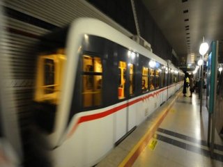 İzmir Metrosunda Büyük Skandal!