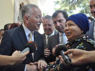 AK Parti Bayrağı İle Protesto