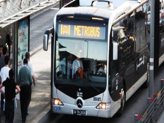 Metrobüse Yoğun Saat Zammı Geliyor