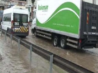 Sağanak yağış D-100'ü Göle Çevirdi