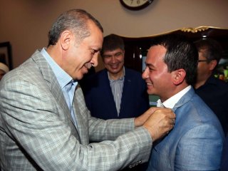 Rozetini Başbakan Erdoğan Taktı