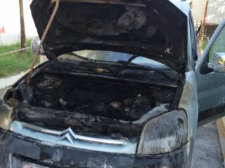 Van’da Park Halindeki Kamyonet Yandı