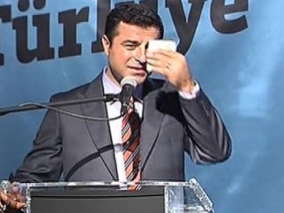 Akit Muhabiri Demirtaş'a Türk Bayrağını Sordu