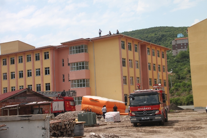 Parasını Alamayan İşçiler Çatıya Çıktı