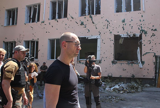 Ukrayna Başbakanı Yatsenyuk, Denetimde