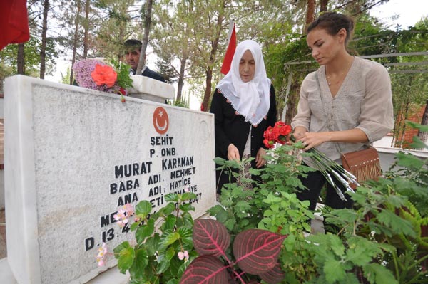 Hollandalı Kız Şehit Nişanlısını Unutmadı