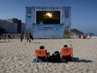 Gazze Saldırısı İçin Sahile Dev Ekran Televizyon