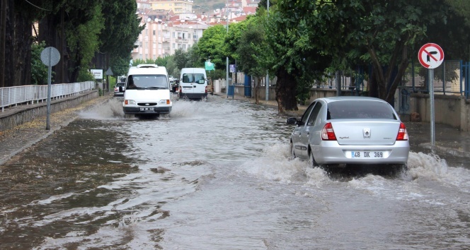 Yaz Yağmuru Felç Etti