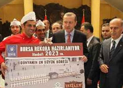 Başbakan Erdoğan rekor böreğin tadına baktı