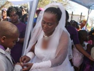 9 Yaşındaki Çocuk 62 Yaşındaki Kadınla Evlendi