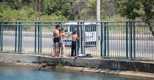 Kanalda Yüzen Çocuklara Para Cezası