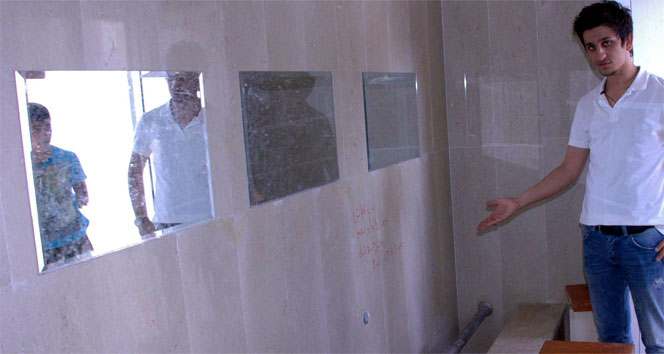 Caminin Musluklarını Çaldılar