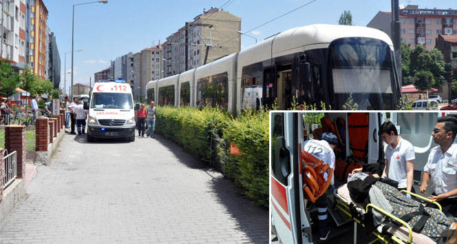 Tramvayla Bariyer Arasında Sıkıştı