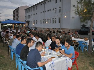 Jandarma, Köy Korucularına İftar Verdi