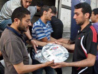 TİKA Gazze'de 15 Bin İftarlık Dağıttı