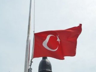 İncirlik Üssü'nde Bayrak Krizi!