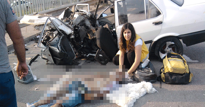 Bariyerlere Çarpan Otomobil İkiye Bölündü