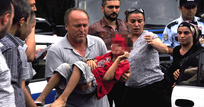 Çocuğun Üzerine Demir Kapı Düştü