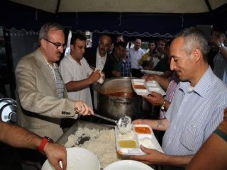 Vali Son İftarı Kendi Elleriyle Dağıttı