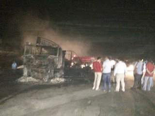 Hatay’da Temizlik Bezi Ve Lastik Yüklü Tır Yandı