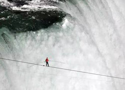 Niagara Şelalesi'ni ip üstünde geçti  