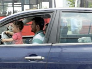 3 Yaşındaki Çocuk Direksiyonda