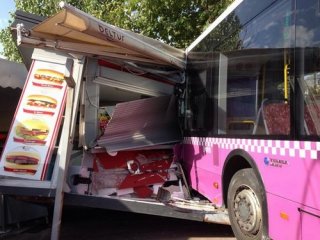 Kabataş'ta İETT Otobüsü Durağa Daldı