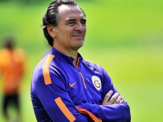 O İki Futbolcuyu Tatlı Bir Dille Kovdu