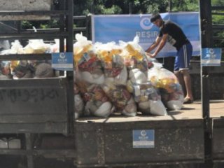 Gazze’ye Bombalar Altında Yardım