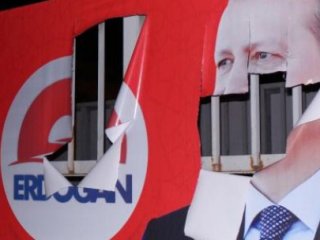 Erdoğan'ın Afişleri Bıçakla Kesildi