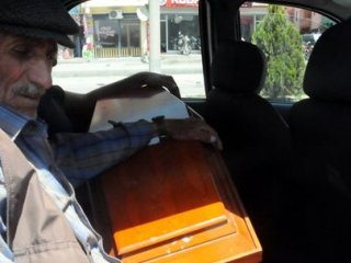 Çocuğunun Tabutunu 9 Saat Kucağında Taşıdı