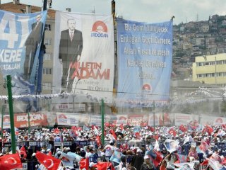 Fethullah Gülen'e Dev Pankartla  Gönderme