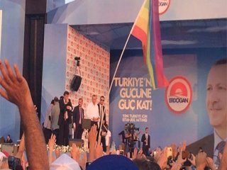 AK Parti'li Eşcinseller Erdoğan'ın Önünde Bayrak Açtı