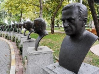 CHP'li Başkan Ak Partili Adayın Büstünü Diktirdi