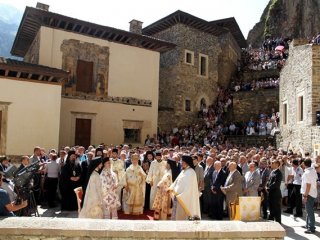 Bu Ayinle Bir De Övünülüyor!