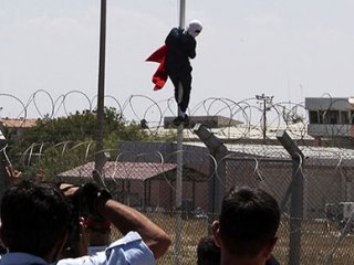 Diyarbakır'da Bayrak İndiren Kişi Yakalandı