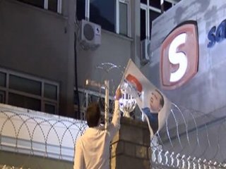 Samanyolu Tv Önünde Erdoğan Bayrağı İle Protesto