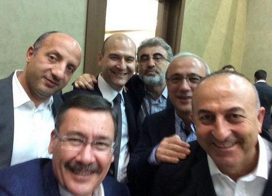 Bakanlarla "Kazandık" Özçekimi