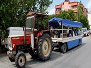 Burada İnsanlar Traktörle Taşınıyor
