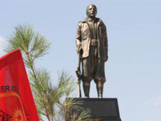 PKK Diyarbakır'da Mahsun Korkmaz'ın Heykelini Dikti