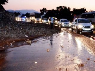 Boru Patladı, Yol Ulaşıma Kapandı