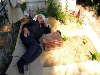 Eşinin Mezarından Ayrılmıyor!