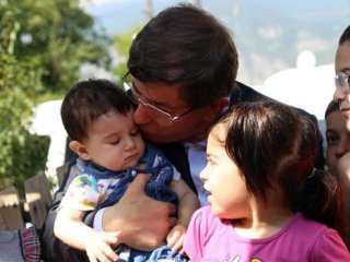 Davutoğlu'na İlginç Karşılama!