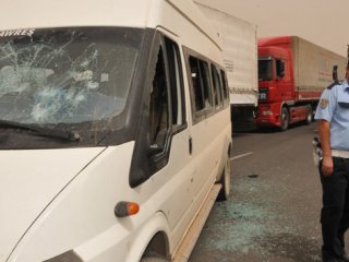 Yolu Kapatan Grup, Araçları Taşladı