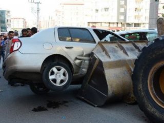 Freni Boşalan Kepçe Dehşet Saçtı!