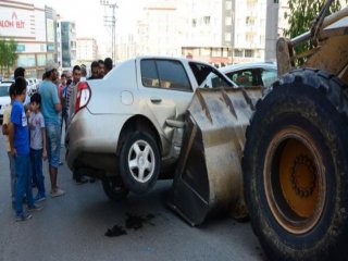 Freni Boşalan Kepçe Dehşet Saçtı!