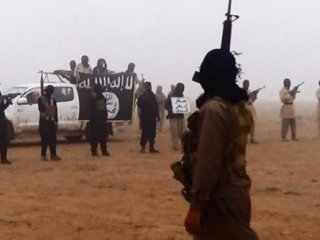 Küçük IŞİD Militanı Oyuncak Bebek Kesti