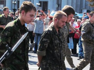 Esir Aldıkları Askerleri Sokakta Yürüttüler