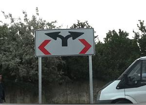 Korkulan Oldu! O Tabelaya Araba Çarptı